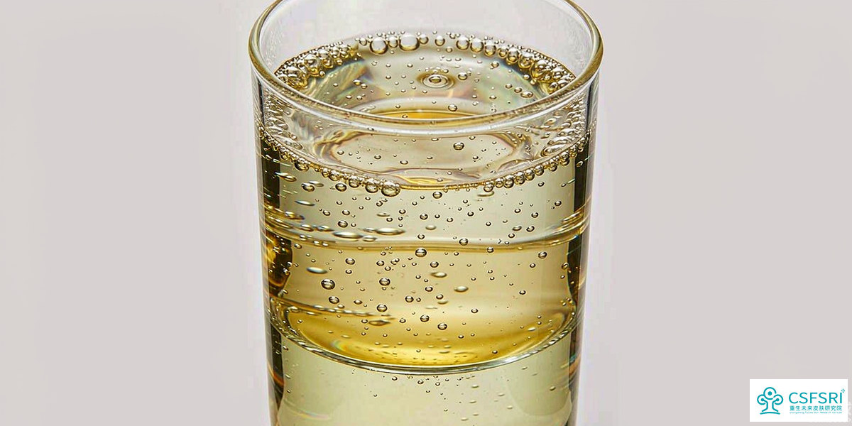 Layered serum texture in a beaker representing a blend of different hyaluronic acid molecular weights